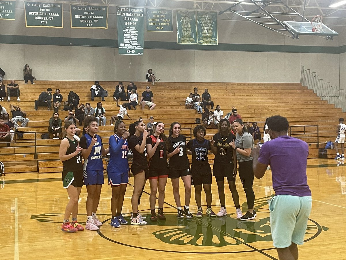 Coach_Williams0's tweet photo. Got to catch @mya2023 in action today at @ChrisHarrisBB SPB All-Star Game! Lots of Sr talent under one roof! Good luck at the next level to all the ladies that played today 💯🏀🔥 https://t.co/0yynQ5PuEo