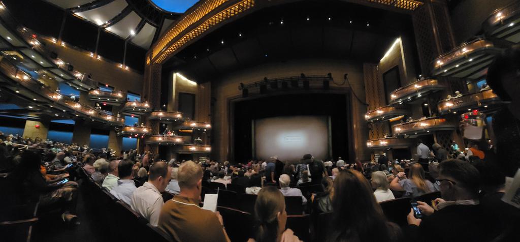 das_grasshopper's tweet photo. La función está a punto de comenzar... Una función de teatro con un "app" para ver los subtitulos en inglés en tiempo real 🤯
La pura tecnología!
#HowToKillAMockingbird https://t.co/k2IeamDwdo