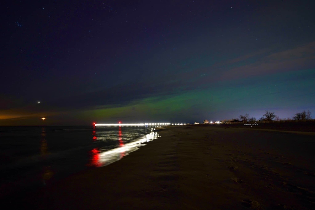 VisitGrandHaven's tweet photo. Lady Aurora danced across the sky of Michigan last Thursday and even made an appearance in the Grand Haven Area! 🌙 💚💫

#northernlights #ladyaurora #visitgrandhavenarea

📸: Tototoo Photo &amp; James Root
📍: Grand Haven State Park &amp; North Beach Park, Ferrysburg https://t.co/hCoMbQci43