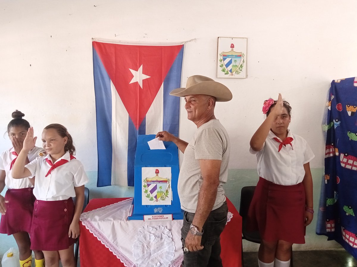 Desde cualquier lugar de la geografía de #SanctiSpiritusEnMarcha los cubanos han ejercido su derecho al voto <a href="/Elecciones_Cuba/">Elecciones en Cuba</a> <a href="/MEspirituana/">@MariposaEspirituana</a> <a href="/OSuarezR1/">Orlando Suárez R</a> <a href="/Alina_Balseiro/">Alina Balseiro</a> <a href="/chinea_diaz/">Yadira Diaz Chinea</a> #CENCuba