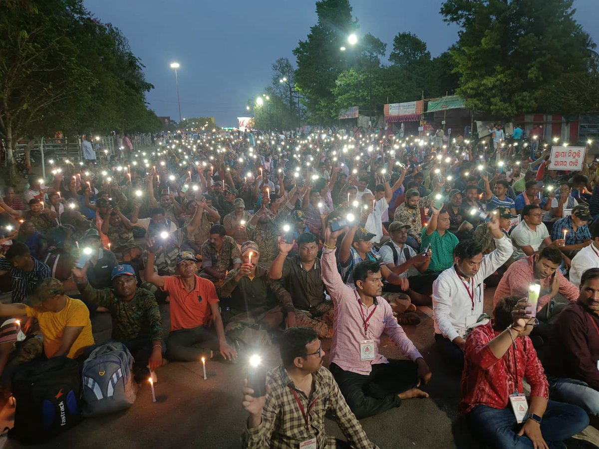 Bniku_1993's tweet photo. @Naveen_Odisha #abolish_govt_outsourcing_system in Odisha
@Naveen_Odisha @CMO_Odisha 
We all the members of @OGOEF_Union @OGOEFOdisha are demanding for our rights at work places. https://t.co/wfXgpgBvIs