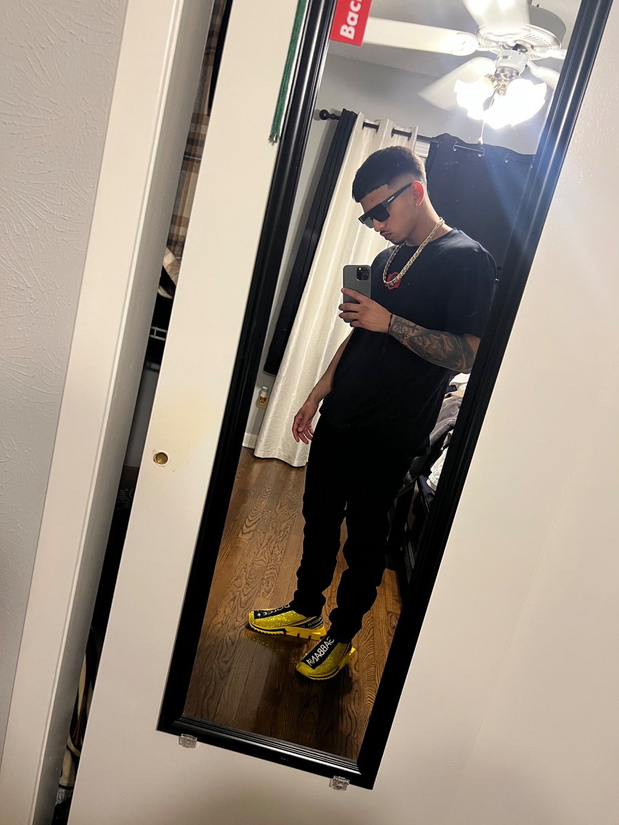 yo hoe want to fuck cus she like how i’m dressing 💫
