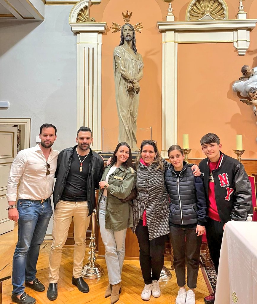 Fantástico y movido día en nuestra Hermandad: recogida de túnicas para las procesiones, ensayo de anderos y primera reunión del grupo joven (En la foto de izquierda a derecha: Eduardo, Álvaro, Paula, Verónica, Manuela y Lucas). Seguro que pronto se unirán más a estos 6 pioneros.