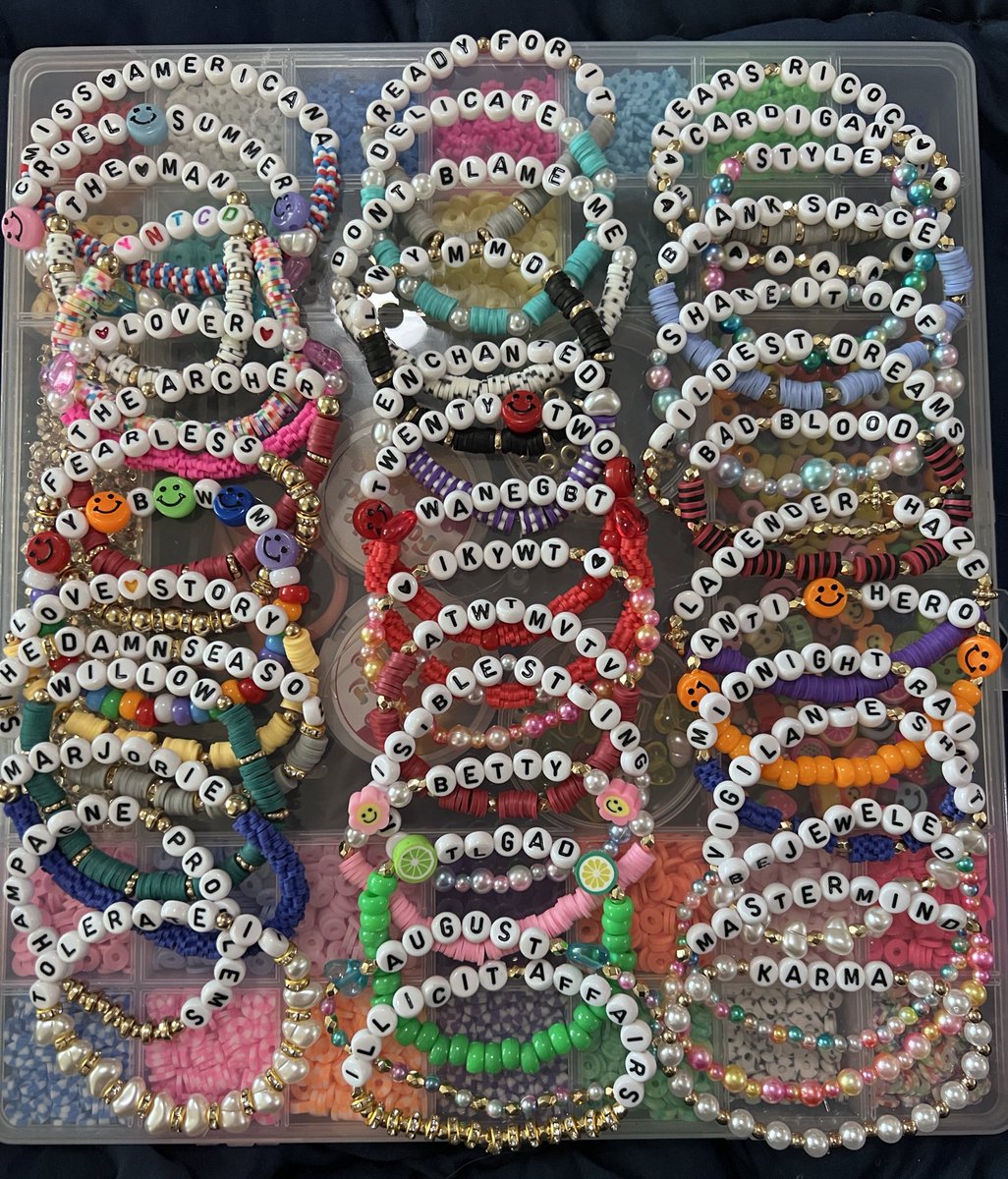 SHE’S DONE IT FOLKS!!!! the entire set list in friendship bracelet form!!!!!