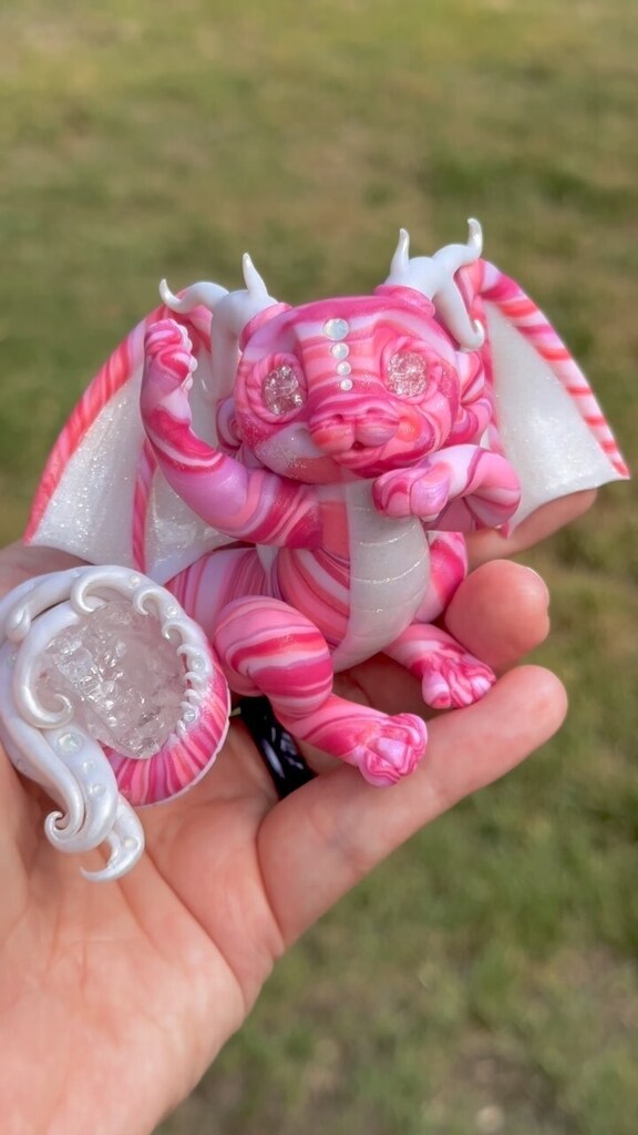 KaeRaeCreations's tweet photo. ✨💖✨ Introducing Crystal Cerise! Guys, she’s all my favorite shades of pink and the idea of letting her go KILLS ME 😩😂🙈. I made 6 shades of custom pink clays and swirled them all together to make this glorious girl. She is the very first antler-horned dragon I’ve ever mad… https://t.co/c0fBlWEn1g