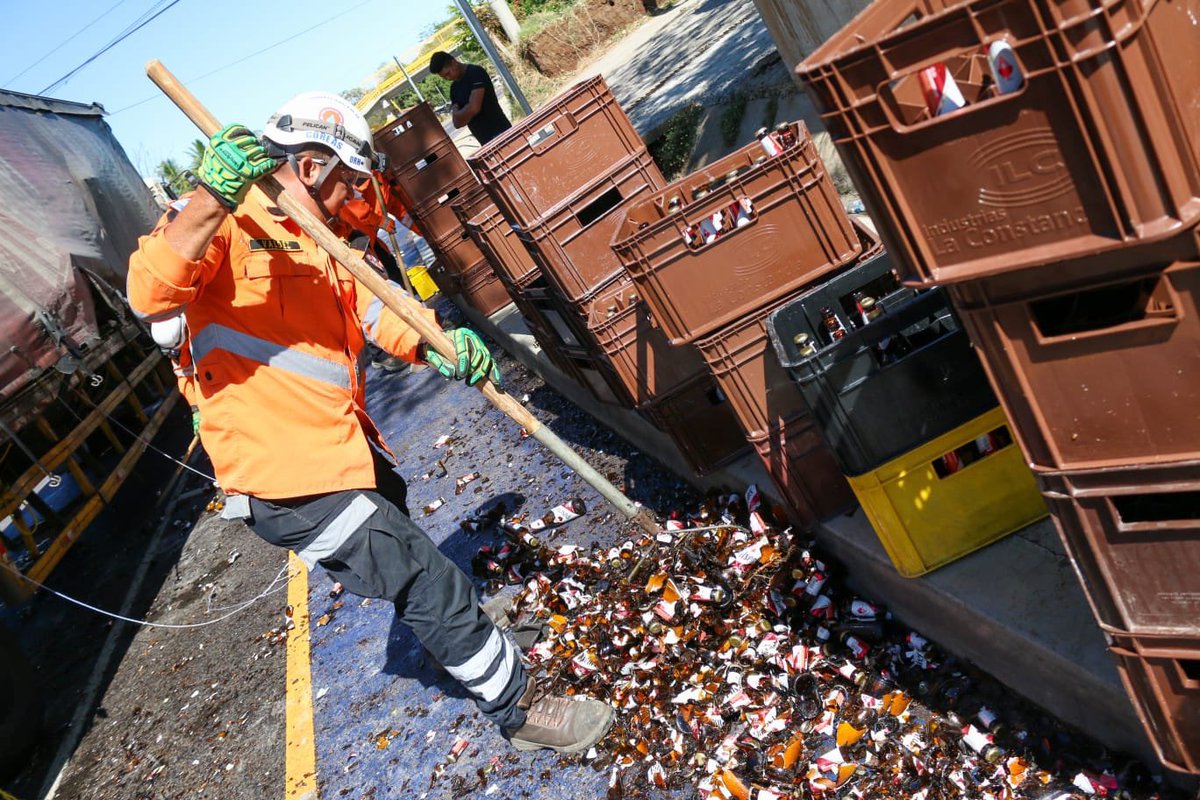 ITROriginal's tweet photo. 🚨IMÁGENES FUERTES 

- Un equipo de @PROCIVILSV realizó la remoción de vidrio que dejó un accidente de camión que transportaba botellas de cervezas, en el kilómetro 124, carretera Panamericana, a la altura del Redondel Moncagua, San Miguel. https://t.co/ycY9qj95QQ