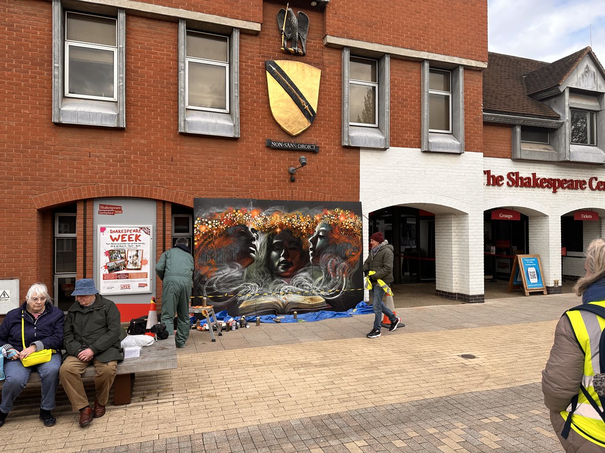 StratfordUpdate's tweet photo. Artist working on mural outside Shakespeare Birthplace over the weekend. https://t.co/6QMgcGa2aP