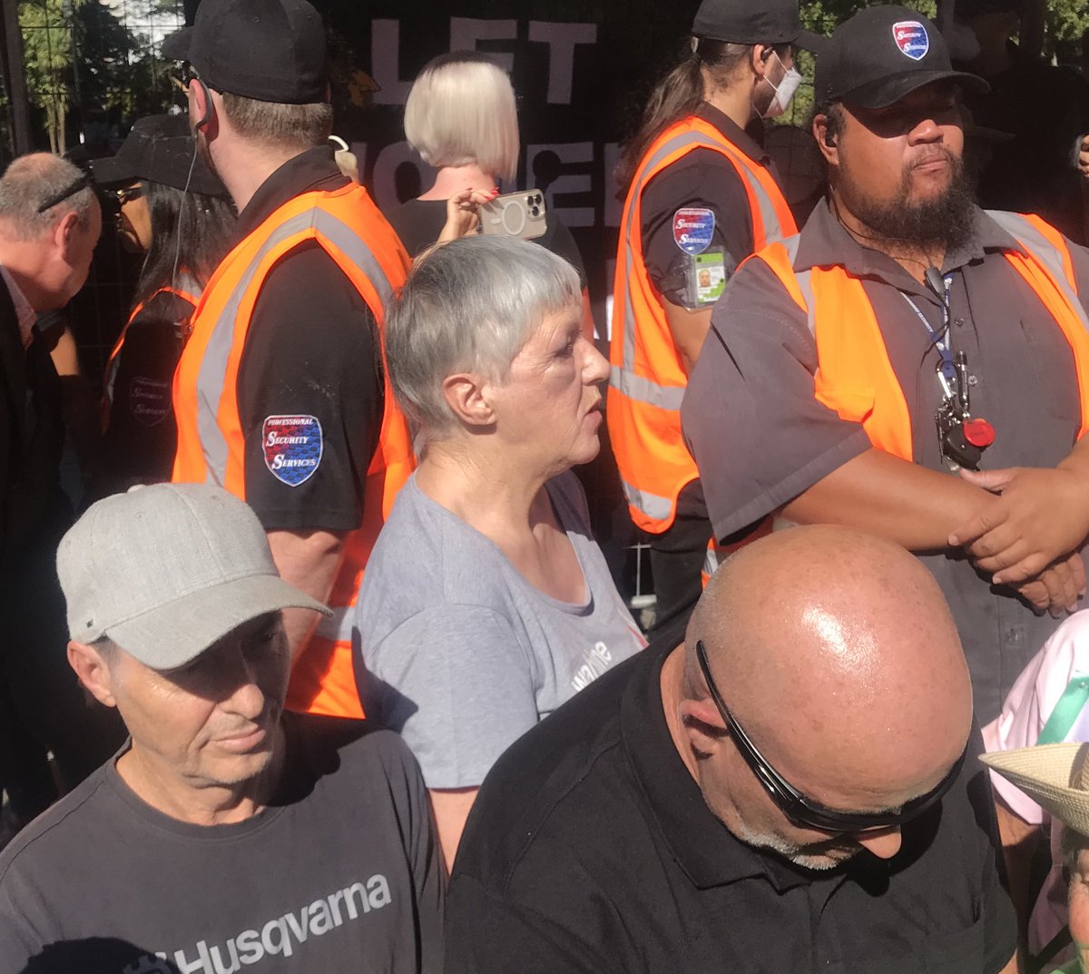 @LeoMolloyNZ @nzherald @nzpolice @shaneellall @AucklandPride And she stayed, sporting a huge black eye to help the stewards and security protect Kellie Jay from the rabid mob. She is a hero ♥️