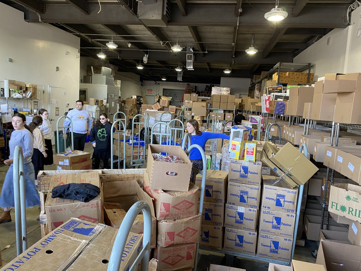 Lynn4NYC's tweet photo. Today was a great day to celebrate the diversity of Queens. First stop was to help Tomchei Shabbos and @MetCouncil distribute food to those in need for the upcoming Jewish holiday of Passover.  🧵 1/2 https://t.co/IMmuWNG6vt