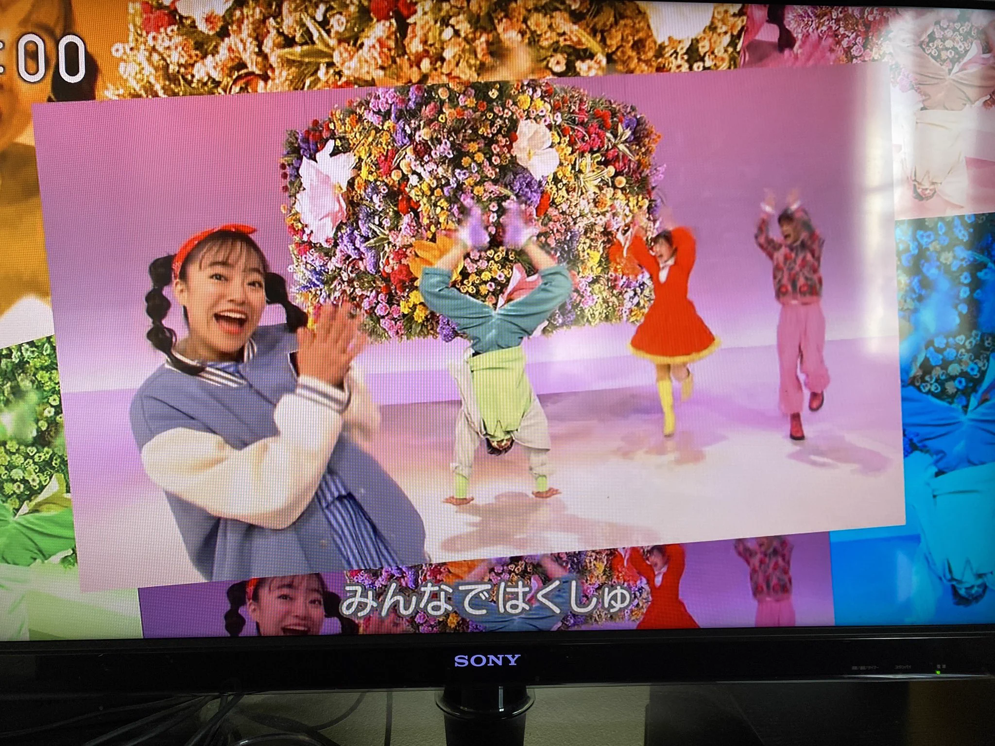 ついに座れた！ゆういちろうお兄さんから譲られた、ピンク色のソファー。