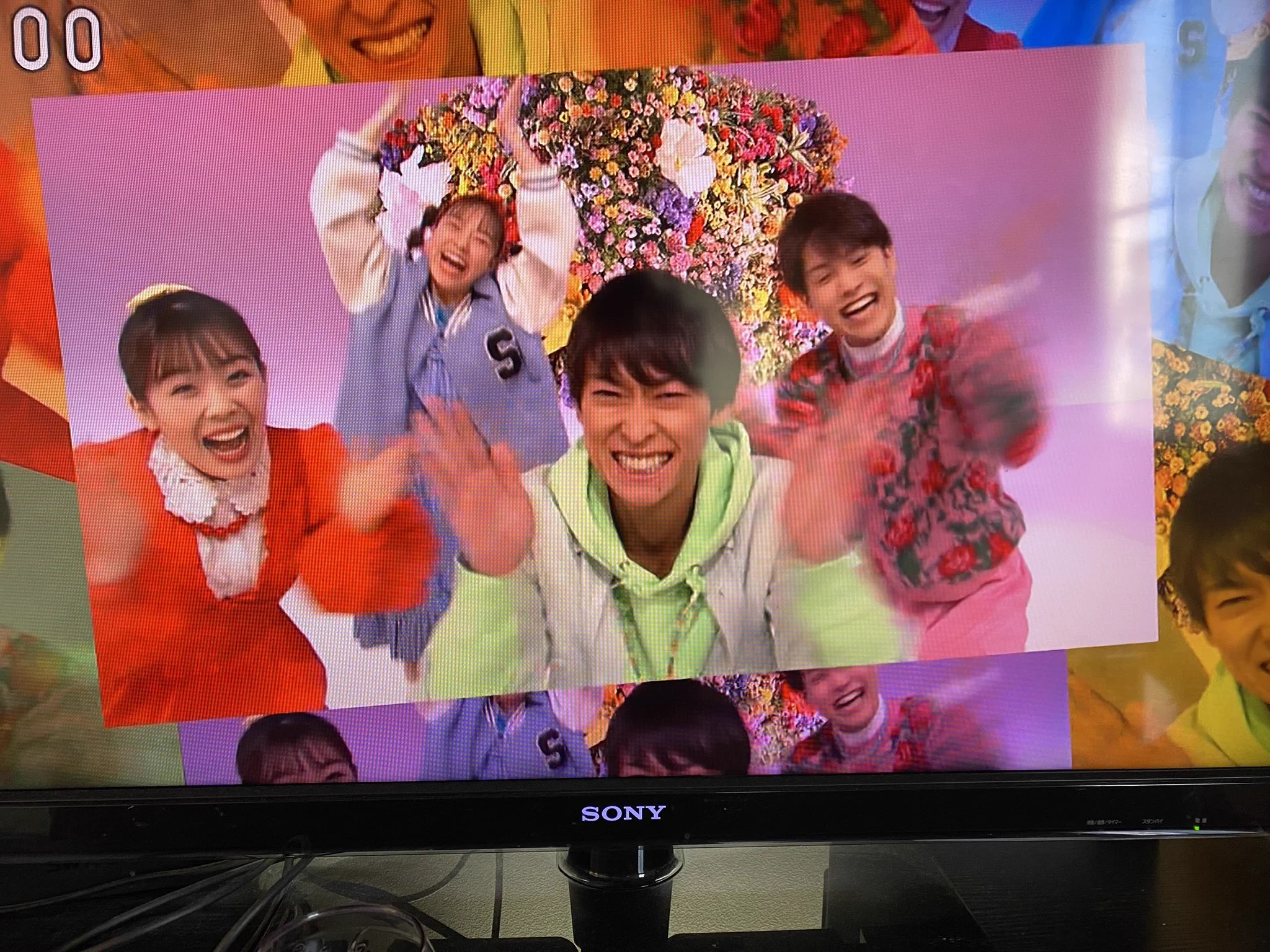 ついに座れた！ゆういちろうお兄さんから譲られた、ピンク色のソファー。