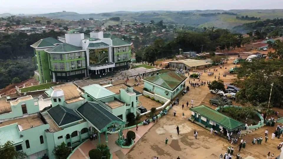 kev_Ndonga's tweet photo. 💚Musée Papa Simon Kimbangu à Nkamba, #kongo_central🇨🇩 en République Démocratique du Congo.
Ce musée contient des oeuvres d’arts du père spirituel de l’église Kimbaguiste et tant d’autres illustrations.
#kongo_central la terre sacrée du #Royaume_kongo @KongoMediaRDC https://t.co/u424iRSRxP