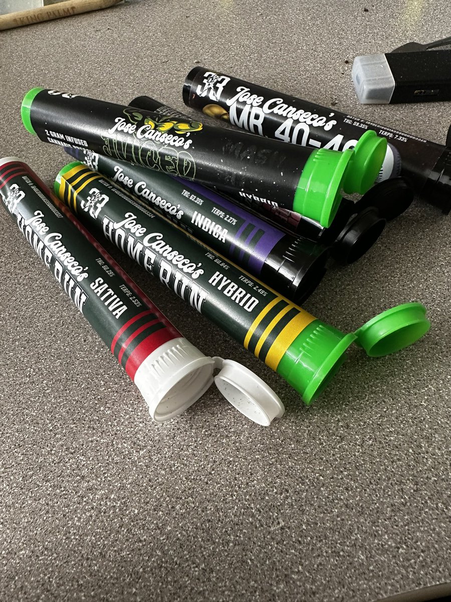 TdotThaRapper's tweet image. faced the entire @JoseCanseco line #ThirtyThree 😮‍💨👌🏽💚