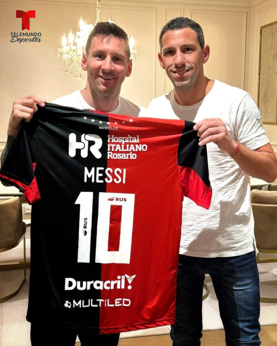 TelemundoSports's tweet photo. 🖤 ¡Messi ilusiona a la afición de @Newells!

@MR11ok le entregó una camiseta con su apellido y el famoso 🔟

Dale ❤️ si lo quieres ver con estos colores 🇦🇷 https://t.co/f8vMJE0o1e