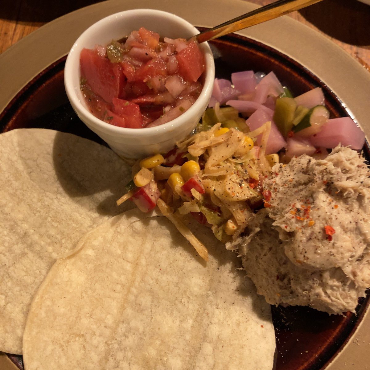 yoswht's tweet photo. 週末飲み。スパイスで飲みたくてこちらに。タコスプレートは各々鯖のスパイシーリエットとモロッコ風皮付き豚バラソテーのセットを^ ^
#スパイスと立呑メグスタ https://t.co/kW5ywoRnNw