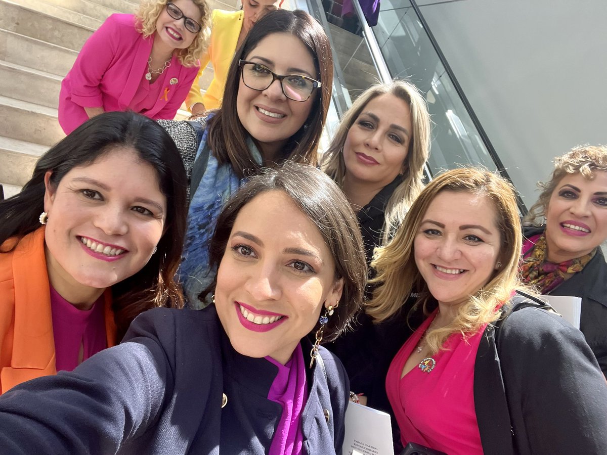 MaruMedina_'s tweet photo. En mi paso por los estados me voy encontrando a mujeres con quienes comparto causa, en BC no solo fue con priistas,sino mujeres de otros partidos, que fregón saber que cada vez somos más quienes trabajamos en defensa de las mujeres. https://t.co/iKeeMG8rOI
