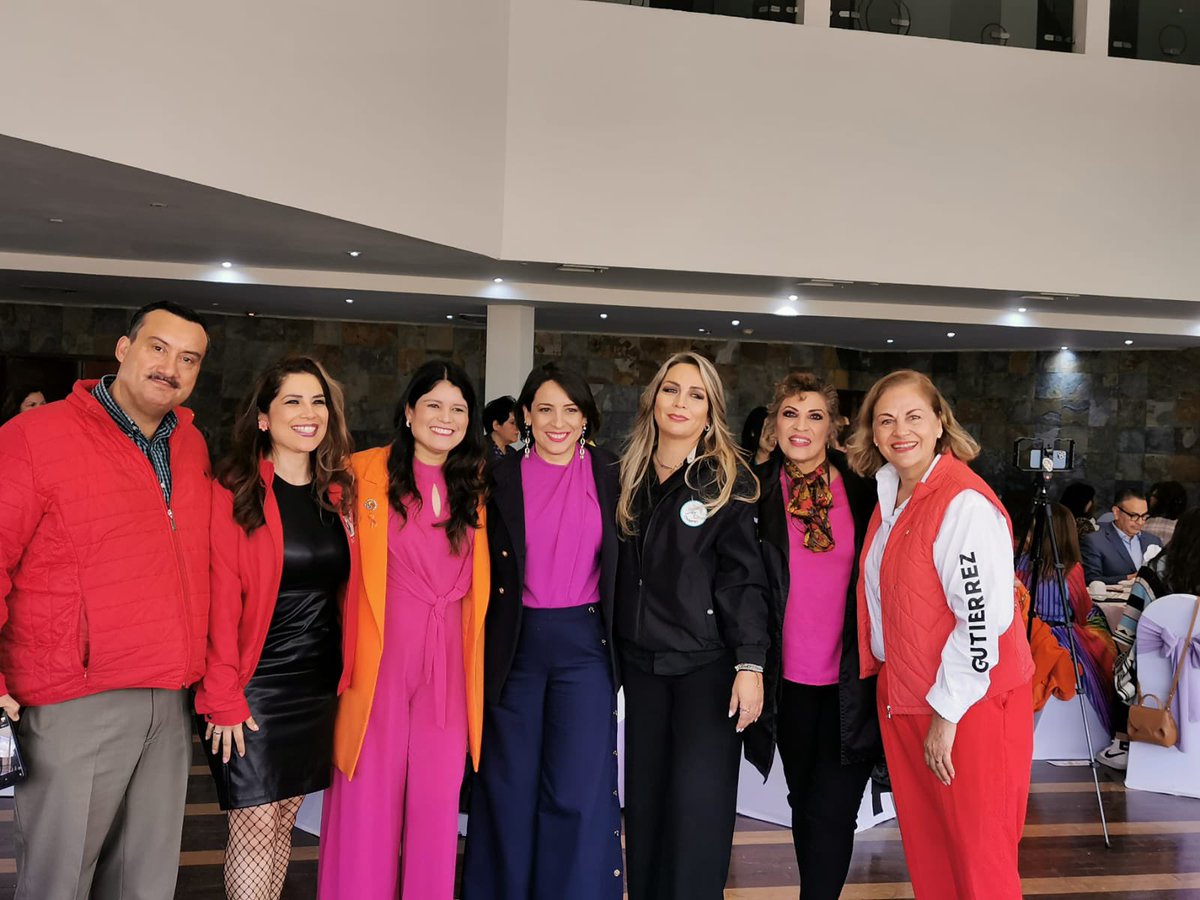 MaruMedina_'s tweet photo. En mi paso por los estados me voy encontrando a mujeres con quienes comparto causa, en BC no solo fue con priistas,sino mujeres de otros partidos, que fregón saber que cada vez somos más quienes trabajamos en defensa de las mujeres. https://t.co/iKeeMG8rOI