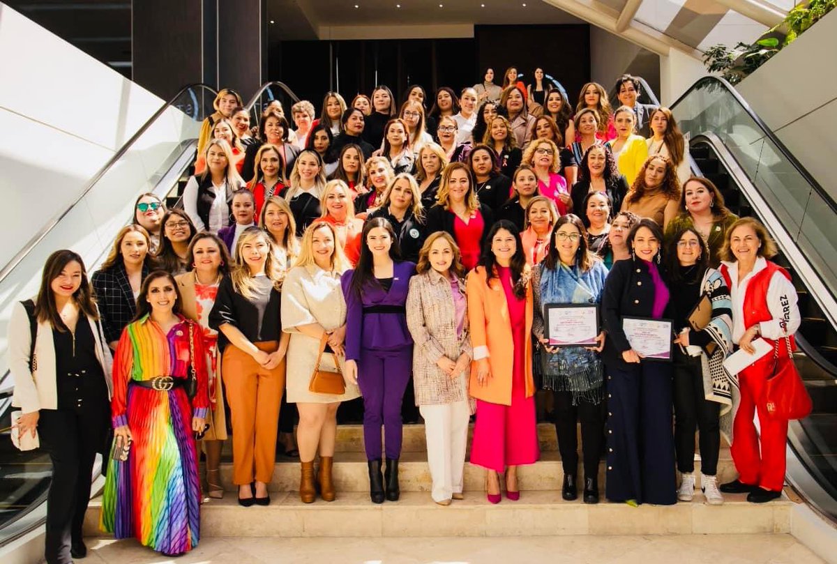 MaruMedina_'s tweet photo. En mi paso por los estados me voy encontrando a mujeres con quienes comparto causa, en BC no solo fue con priistas,sino mujeres de otros partidos, que fregón saber que cada vez somos más quienes trabajamos en defensa de las mujeres. https://t.co/iKeeMG8rOI