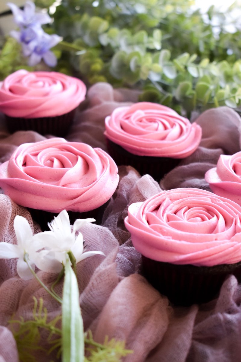 igothedoor_Tor's tweet photo. Birthday cupcakes I made for my mom 🌸🎉💕 https://t.co/kIuX4PNn6m