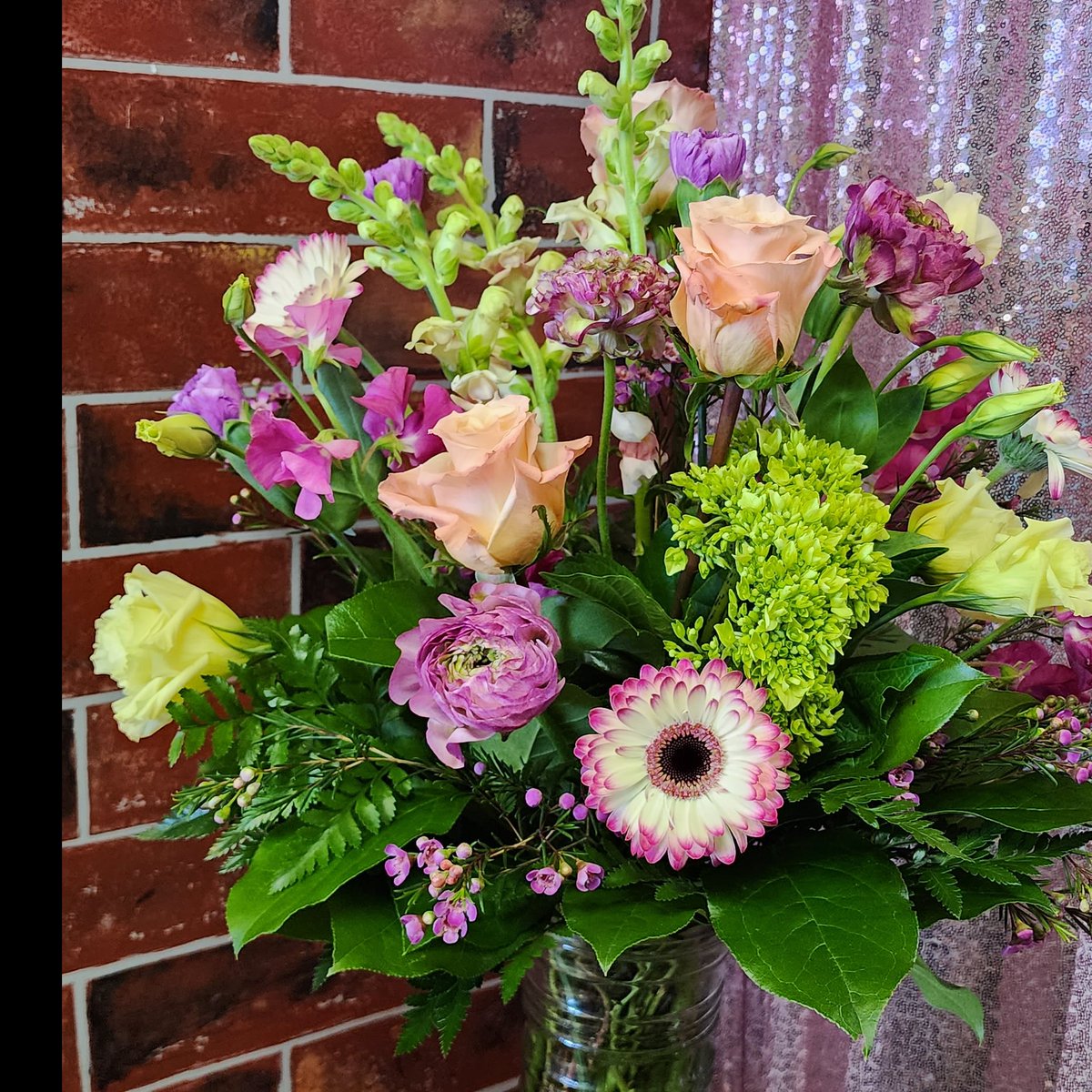 AdorkableFlower's tweet photo. Love this spring colored bouquet! https://t.co/TqmzxBtU4p