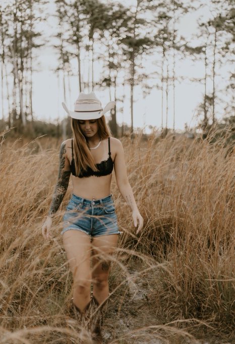 Watch Megan's leaked NSFW photo on TwXstars