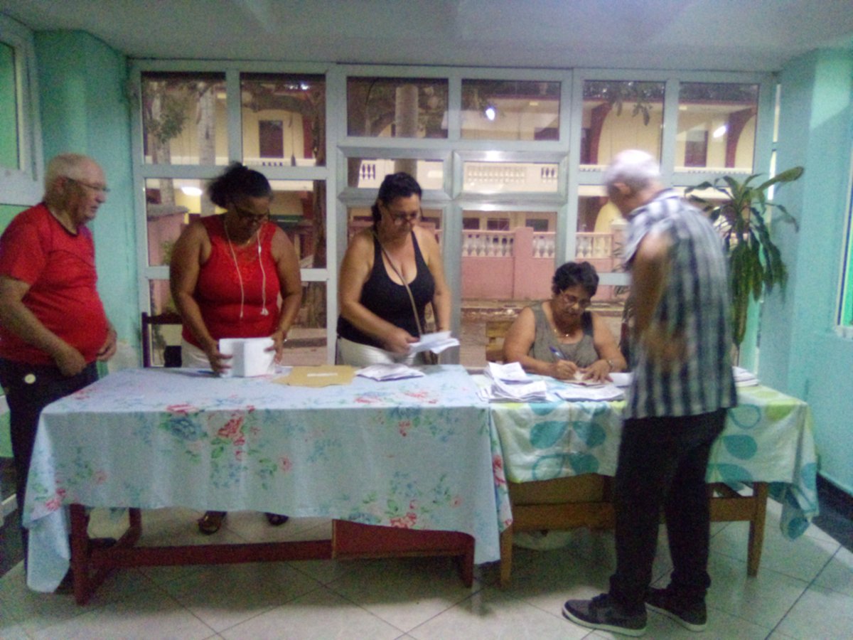 Y llegó la hora de contar💪. No, no se vayan, llama a todos,se testigo, vengan para que vean, que vamos a abrir las urnas. #transparencia
#PorCamagüeyTodo 
#YoVotoXTodos