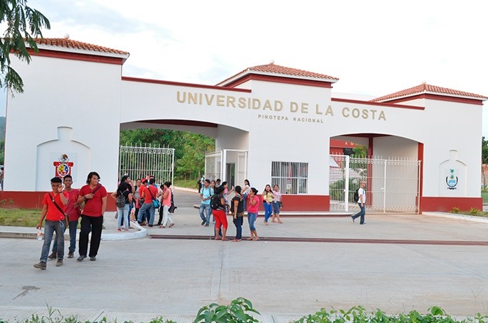 SucedioEnOaxaca's tweet image. Estudiantes de la Universidad de la Costa del #SUNEO apoyan la ganadería en «La Llanada» de la zona de Pinotepa Nacional donde habita población afromexicana. | Sucedió en Oaxaca sucedioenoaxaca.com/2023/03/26/est…