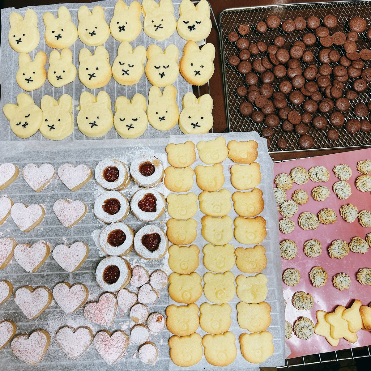 rie_0624's tweet photo. 異動、退職する先生にクッキー缶作ろうと思ったんだけど、缶が無くてクッキー箱に😥 
この前、いちごオレンジジャム作ったのあったから使ってみた。お菓子作り苦手だから、すっごい時間かかり...手紙書いたり°ʚ✉ɞ°してたら、寝れたの3時すぎた🤷‍♀️
今日遅番で良かった😪
お菓子作り得意な方本当尊敬✨ https://t.co/tO1oQs00wm