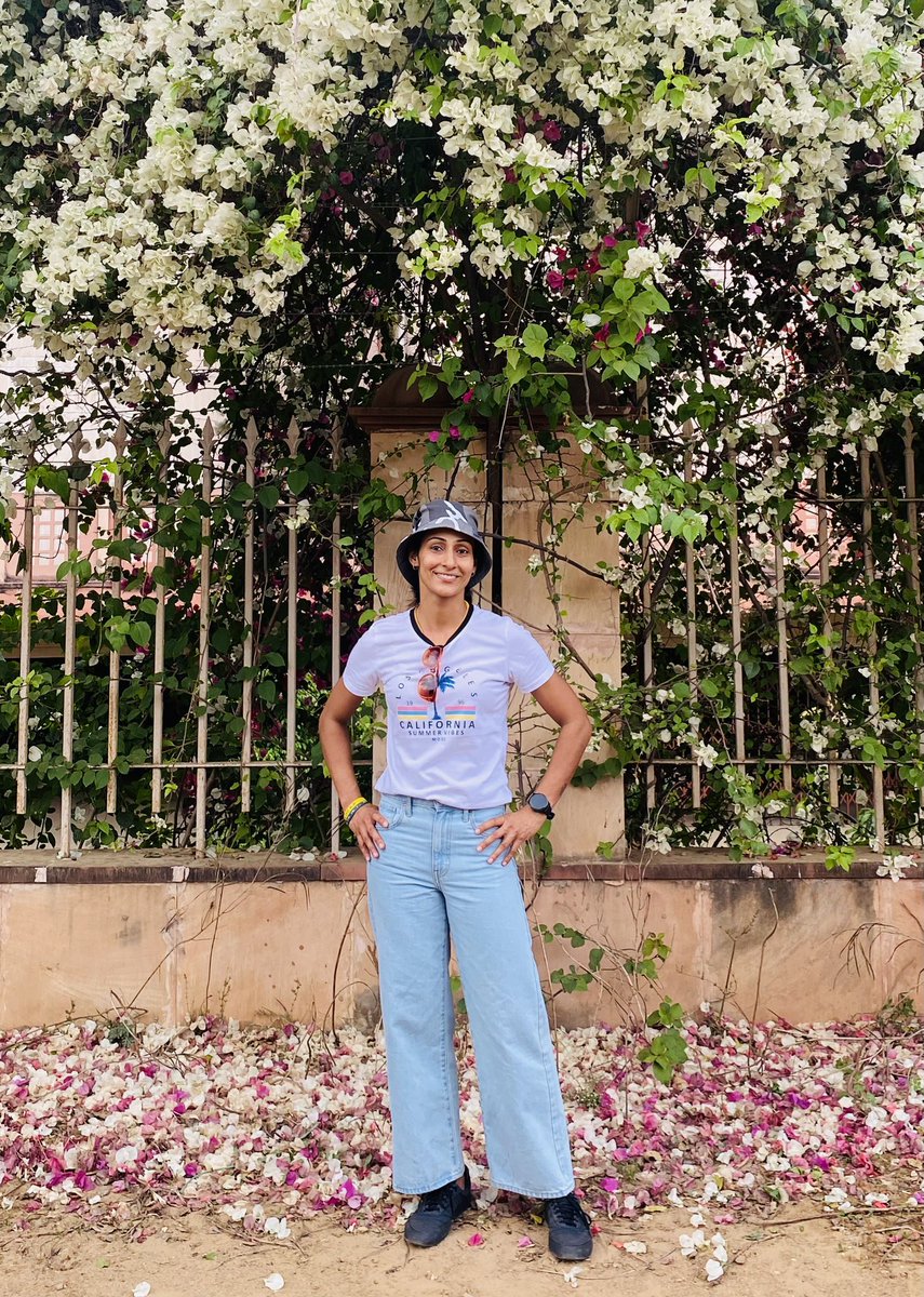 परवाह ना करो ,चाहे सारा ज़माना ख़िलाफ़ हो, चलो उसी रास्ते पर जो सच्चा और साफ़ हो।
 
#life #happiness #smile