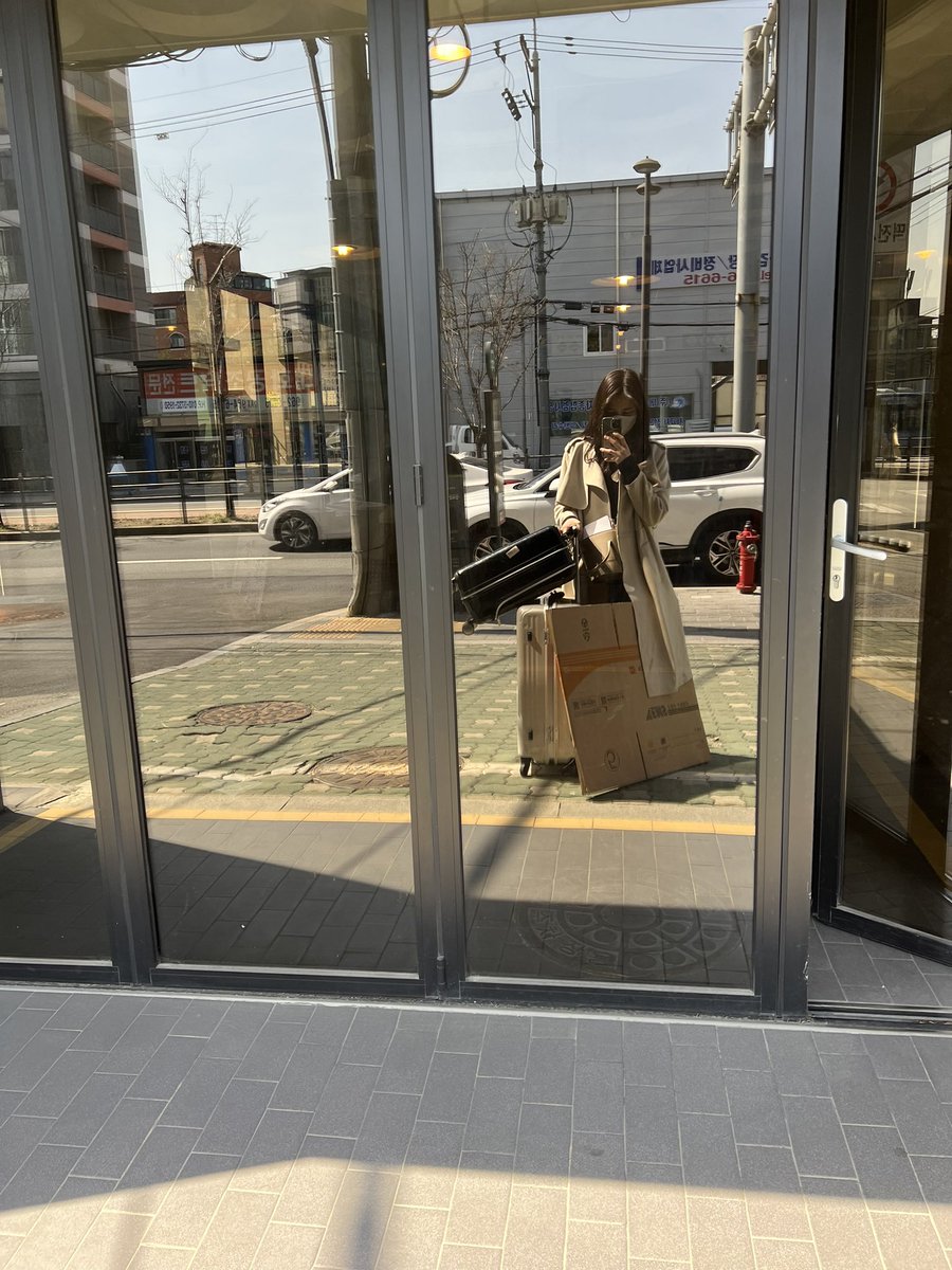 fldzh2022's tweet photo. ①インターネットで荷物の登録
②등기본호(ca~KR)の番号を確認
③ボックスにマジックペンで記入する
④窓口に提出

中身は主に���服や教科書、量も多かったため船便で送りました！
📦25kgで102,700원でした！！ https://t.co/voPYSnYxXU