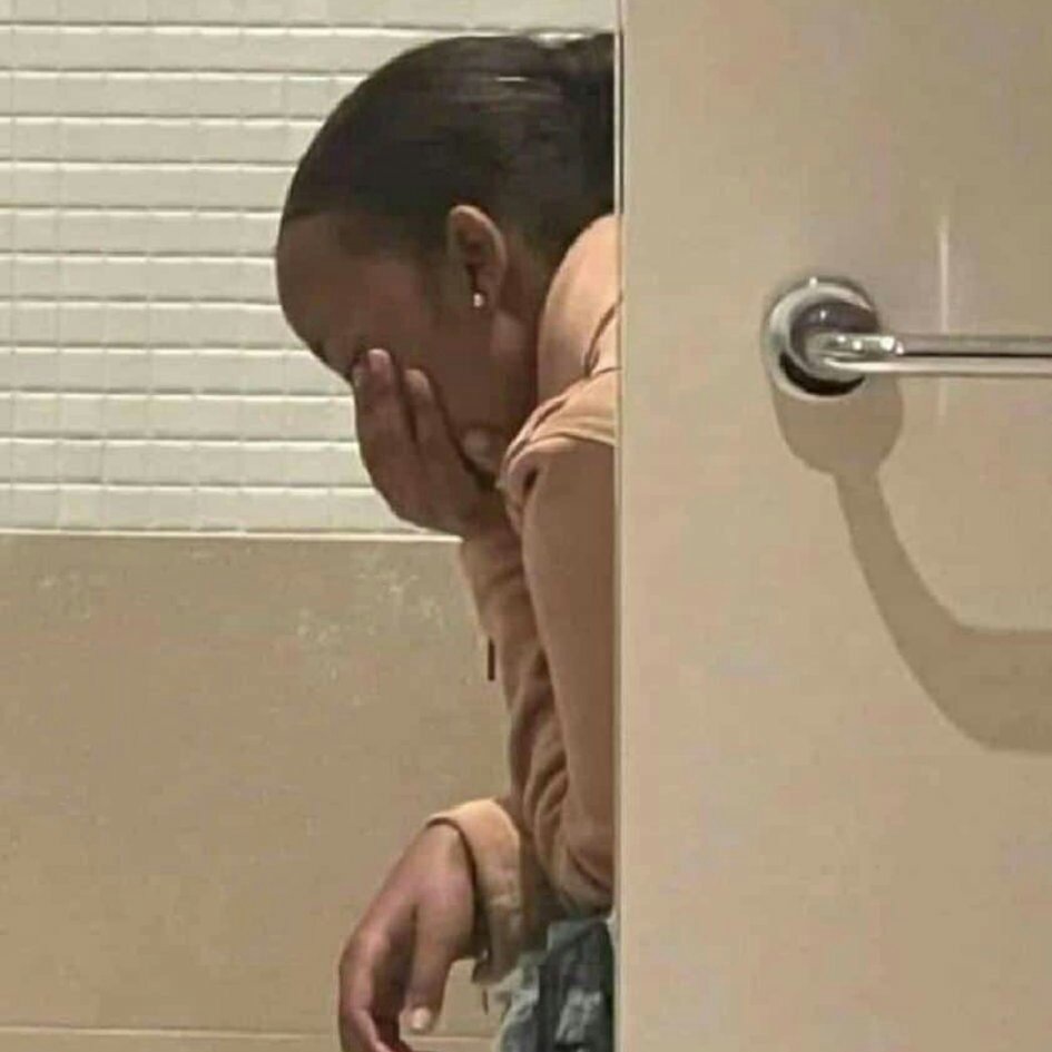 _knowhilda_'s tweet photo. No one talks about how depressing it is to have strict parents 😭😭😭 https://t.co/5lf4aMfPsG