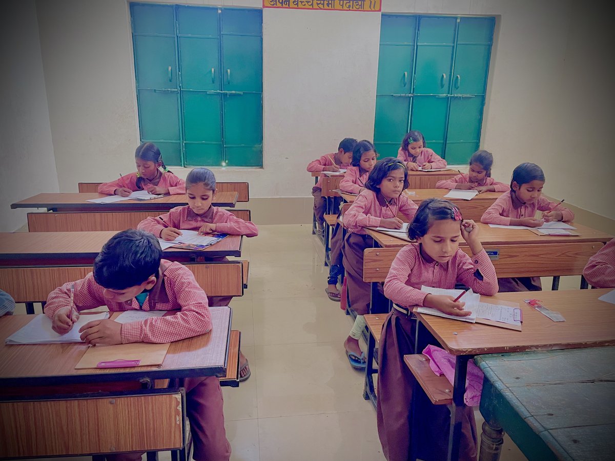 palvijay0's tweet photo. असली परीक्षा,
बेसिक विद्यालयों के बच्चे ही देते हैं.....
परीक्षा के नाम पर इन्हें कोई भय नहीं होता...
परीक्षा के दिन स्कूल आना ही उनकी सबसे बड़ी परीक्षा होती है.
ये सुबह आकर पूछते हैं.
आज कायको पेपर है सर जी.
जिसका भी हो देने को एकदम तैयार.#copy
#examwarriors #examover https://t.co/Vh6k3qlhpv