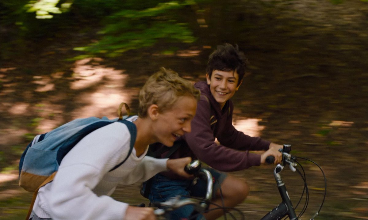 charly_demeza's tweet image. No estaba preparado para ver CLOSE. Una película sobre la amistad (o el amor), la búsqueda de la identidad propia, la masculinidad tóxica, los prejuicios sociales y la homofobia interiorizada, narrada con una sensibilidad tal, que te rompe en mil pedazos. 🫶🏼🥹❤️