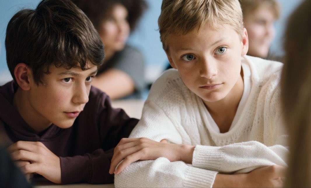 charly_demeza's tweet image. No estaba preparado para ver CLOSE. Una película sobre la amistad (o el amor), la búsqueda de la identidad propia, la masculinidad tóxica, los prejuicios sociales y la homofobia interiorizada, narrada con una sensibilidad tal, que te rompe en mil pedazos. 🫶🏼🥹❤️