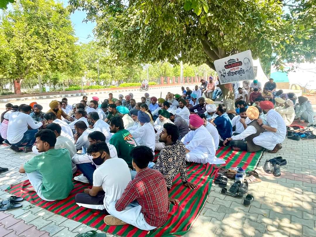 GoldyDS_Dhuri's tweet photo. ਸੰਗਰੂਰ ਵਿਖੇ ਮੋਦੀ ਸਰਕਾਰ ਦੇ ਖਿਲਾਫ਼ ਸੱਤਿਆਗ੍ਰਹਿ ਪ੍ਰਦਰਸ਼ਨ ਦੌਰਾਨ।
.
संगरूर में मोदी सरकार के खिलाफ सत्याग्रह प्रदर्शन के दौरान।

#SankalpSatyagraha https://t.co/DMCHRXwXyq