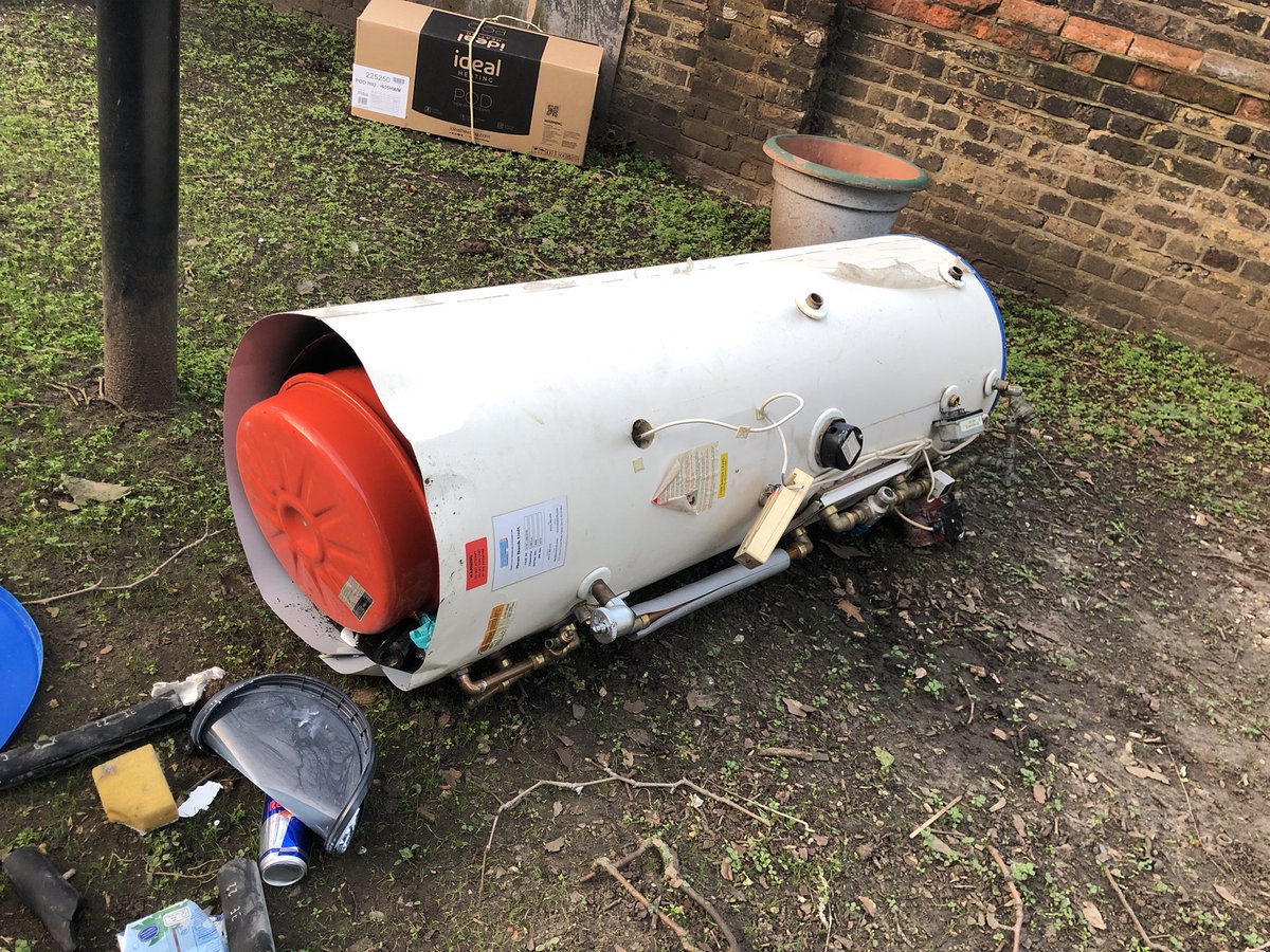 ChichesterCourt's tweet photo. No heating again.. lasted 8 weeks this time.. & you want to charge us £31 a week for this @OneHousing
Most of us have endured 6 months THIS winter!
#ServiceChargeStrike
#RipOffCharge
#OldSystem
@HAWRNet @AskOneHousing @HousingOmbuds https://t.co/ym0adUOxof
