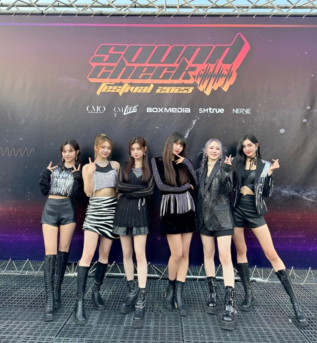 EVERGLOW_TH's tweet image. จบไปแล้วนะคะกับงาน #SoundCheck_TH ที่ประเทศไทย ขอขอบคุณฟอร์เอเวอร์ทุกคนที่ร่วมโปรเจกต์ซัพพอร์ต และแฟนคลับทุกวงทุกคนในงานจริงๆ ค่ะ🥹 เด็กๆ แฮปปี้กันมาก แม้อากาศจะร้อนแต่ก็จัดเต็มสุดๆ กับการแสดง หวังว่า #EVERGLOW จะสร้างความทรงจำและช่วงเวลาที่ไม่อาจลืมเลือนได้ให้กับทุกคนนะคะ🥹