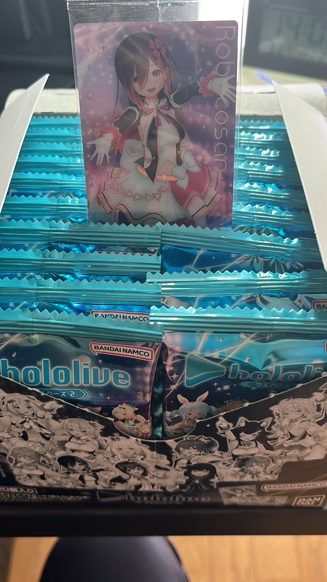 届いた！2箱あります＾＾
記念すべき1枚目はロボ子さん！ウエハース保存用のジップロック買ってきたら、本格的に開封するぞ〜
