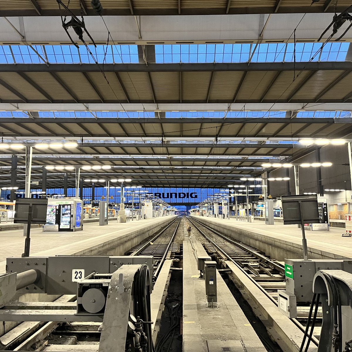 So sieht es aktuell am Münchner Hauptbahnhof aus. Vereinzelt sind Reisende anzutreffen, weil sie irrtümlich glauben, die Züge der österreichischen Bahn fahren nach Salzburg oder Kufstein. <a href="/BR24/">BR24</a> #Streik