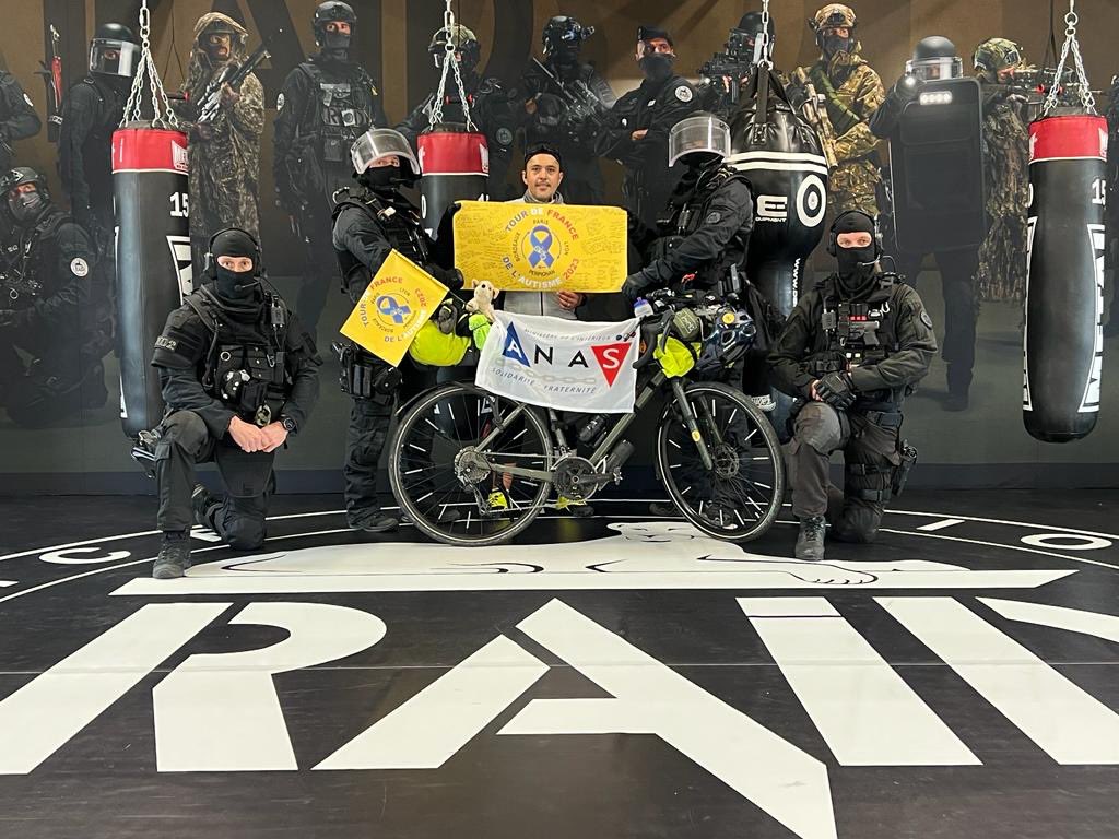 PoliceNationale's tweet photo. [#MondayMotivation ] Policier et père d'un petit garçon autiste, Elvis s'est lancé un défi : parcourir la France à vélo pour sensibiliser à ce handicap 💪 https://t.co/BdKepTCMtB