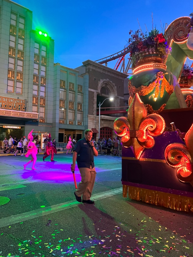 bella_wolf123's tweet photo. Shout out to team member, George, you were awesome and helped liven up the crowd during the #MardiGras2023 Parade at #universalstudiosorlando #uofirstbump #teammembers @UniversalORL https://t.co/iM9fEPxpJ2