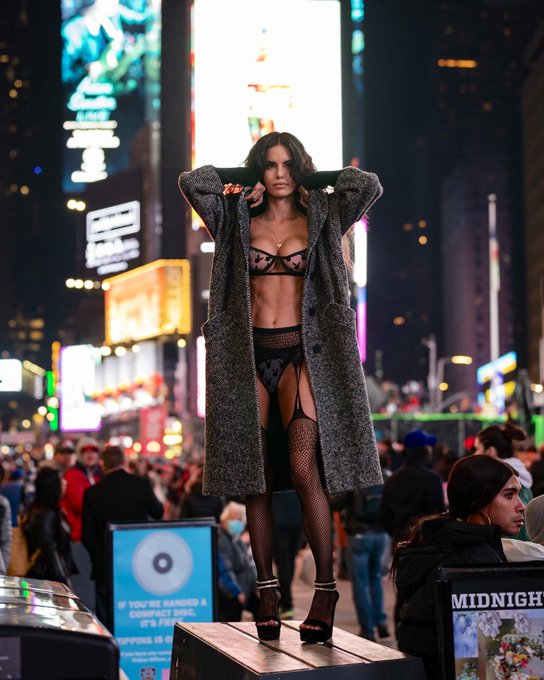 NYC moment 📸@sdillon_photo https://t.co/udTYuRoBTu<a class="tags" target="_blank" title="On Twitter" href="/?out=eyJ0eXAiOiJKV1QiLCJhbGciOiJIUzUxMiJ9.eyJpYXQiOjE3MjE1NDIyNjEsImlzcyI6InR3cG9ybnN0YXJzLmNvbSIsIm5iZiI6MTcyMTU0MjI2MSwiZXhwIjoxNzUzMDc4MjYxLCJyZWRpcmVjdF91cmwiOiJodHRwczovL3R3aXR0ZXIuY29tL3NkaWxsb25fcGhvdG8ifQ.IKWbLfK7GPNyWiVASo3jpSpHBda7xXFQjv15XL9H29lFx_owlZh8SfkmKMAaE9FnbXKVe41Rynru-PKAuA7dtg">@sdillon_photo</a><a href="/tag/sneakpeek"class="tags"><span>#sneakpeek</span></a><a href="/tag/cybermonday"class="tags"><span>#cybermonday</span></a><a href="/tag/dreamersbyjungkook"class="tags"><span>#dreamersbyjungkook</span></a>