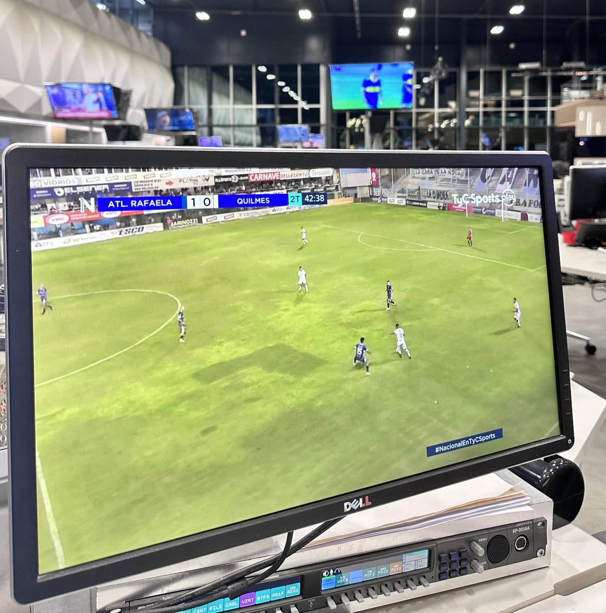 Lo de adelante es un partido entre equipos protagonistas de la Primera Nacional. Se traba y se pixela todo el tiempo por streaming. Lo de atrás es un partido de veteranos con sobrepeso. Megatransmision en el canal de TV. Sos una vergüenza <a href="/TyCSports/">TyC Sports</a>