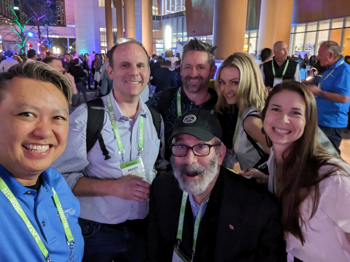 Always awesome to randomly meet friends at the opening reception. Thousands of people and yet bright stars like @GraceCordovano @jhoronjeff @Gil_Bashe @jaredpiano stand out! #ViVE2023 #pinksocks #hcldr
