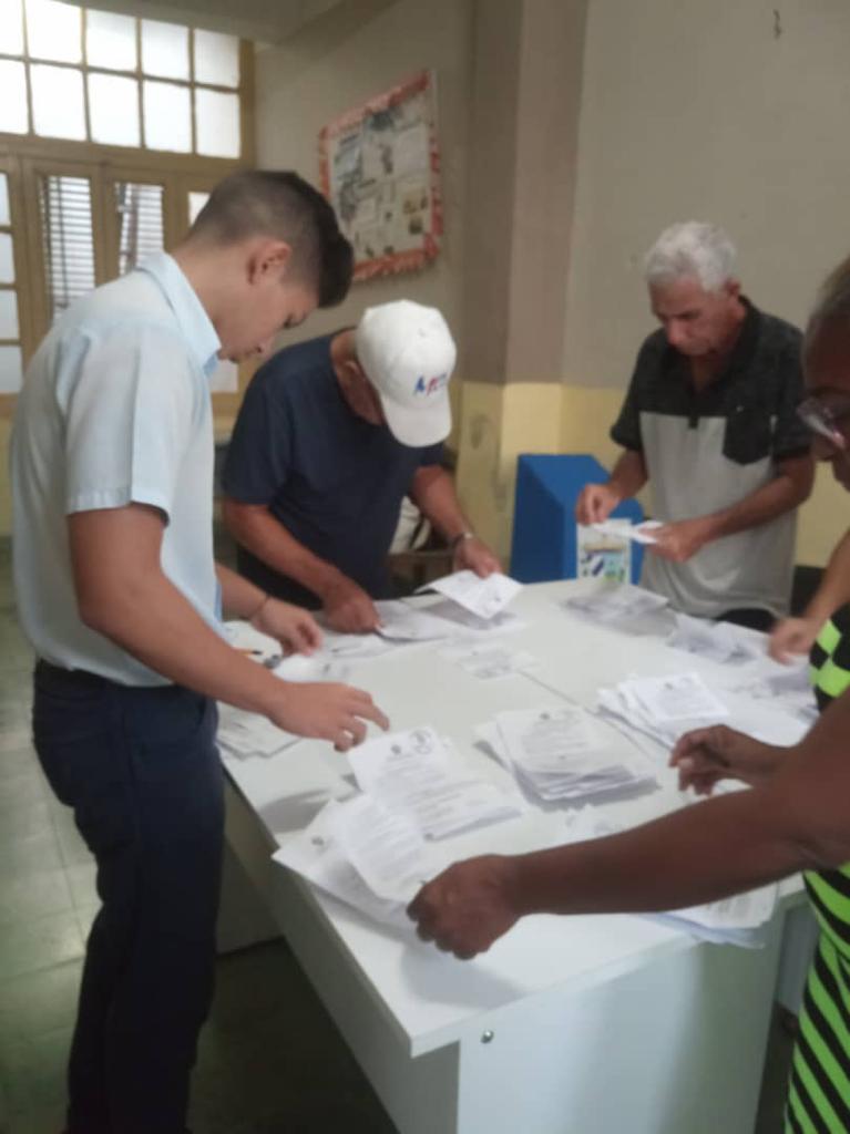 IpuCuquiBosch's tweet photo. Con la participación de los estudiantes y profesores del @IpuCuquiBosch comienza el escrutinio público de los votos. #YoVotoXTodos #Cuba #VotoUnido @AngelaTellezJ  @CubaMined @dpestgo @EsterisFrancis  @RaulSamon https://t.co/b6pYk9BHBW
