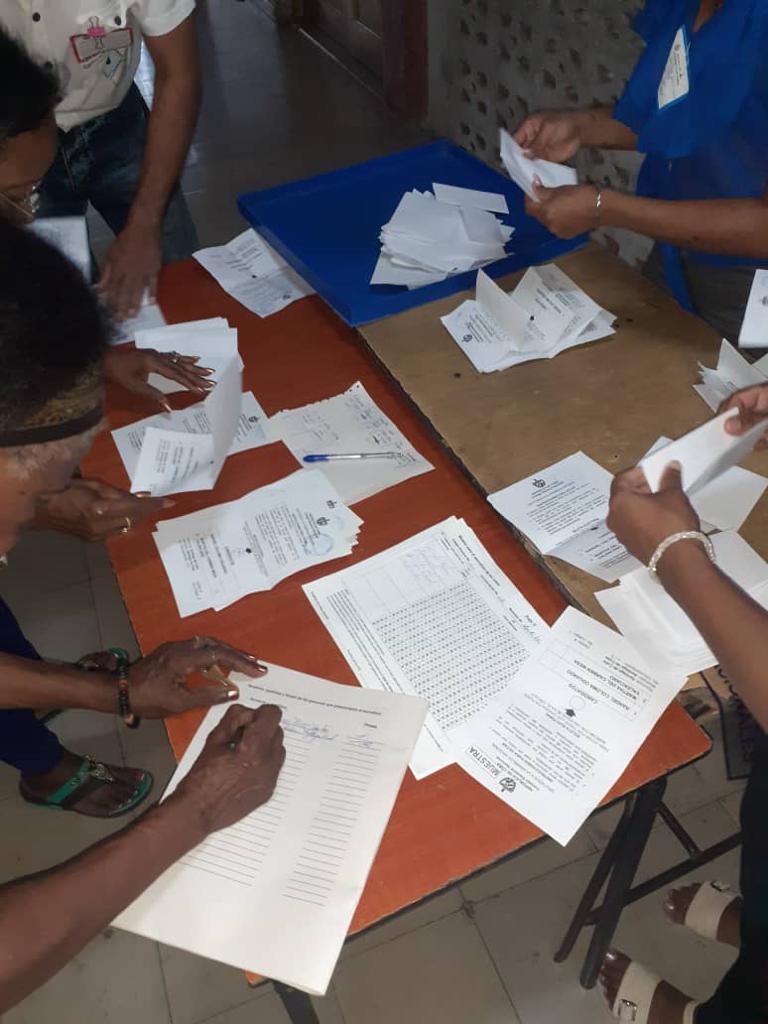 IpuCuquiBosch's tweet photo. Con la participación de los estudiantes y profesores del @IpuCuquiBosch comienza el escrutinio público de los votos. #YoVotoXTodos #Cuba #VotoUnido @AngelaTellezJ  @CubaMined @dpestgo @EsterisFrancis  @RaulSamon https://t.co/b6pYk9BHBW