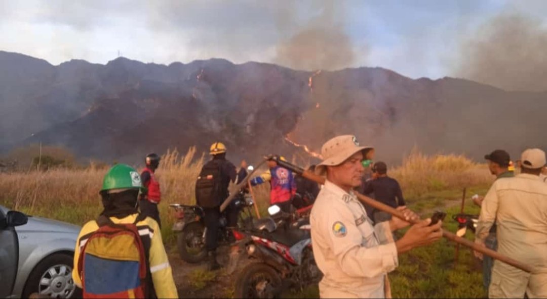 Pcivil_aragua's tweet photo. #AlMonento Aún Funcionarios del Cuerpo Civil Guardaparques, Bomberos Forestal Inparques,  Protección Civil Municipio MBI y Girardot se encuentra en las labores de monitoreo y combate cuerpo a cuerpo en el incendio forestal ubicado en la Fila Poso el Diablo. https://t.co/Sw0vk1zxKT