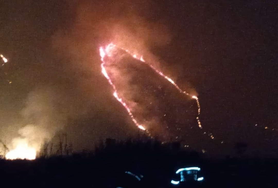 Pcivil_aragua's tweet photo. #AlMonento Aún Funcionarios del Cuerpo Civil Guardaparques, Bomberos Forestal Inparques,  Protección Civil Municipio MBI y Girardot se encuentra en las labores de monitoreo y combate cuerpo a cuerpo en el incendio forestal ubicado en la Fila Poso el Diablo. https://t.co/Sw0vk1zxKT