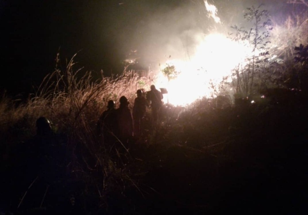 Pcivil_aragua's tweet photo. #AlMonento Aún Funcionarios del Cuerpo Civil Guardaparques, Bomberos Forestal Inparques,  Protección Civil Municipio MBI y Girardot se encuentra en las labores de monitoreo y combate cuerpo a cuerpo en el incendio forestal ubicado en la Fila Poso el Diablo. https://t.co/Sw0vk1zxKT