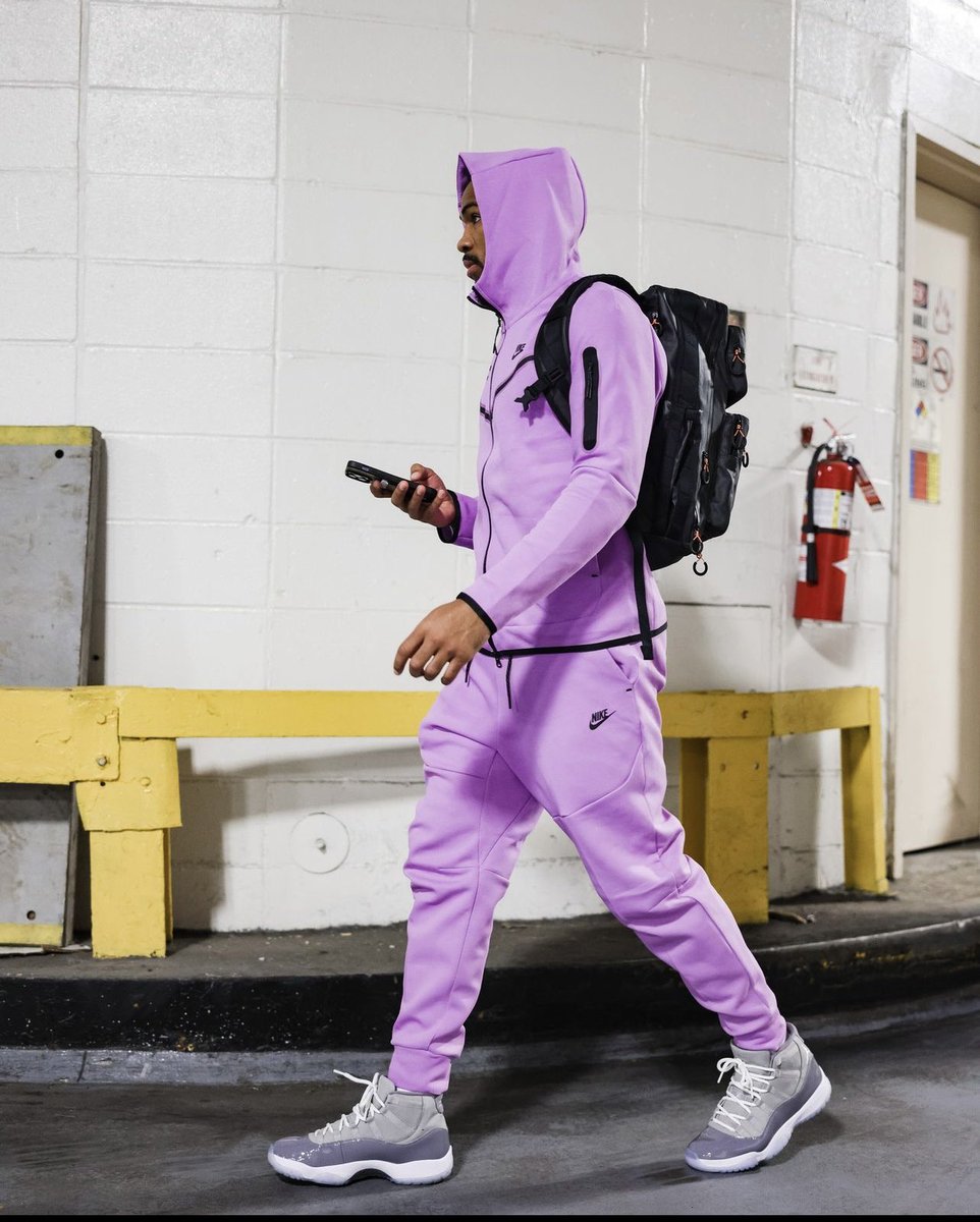 desisills3's tweet photo. Kstate Nation!!!!!!! 💜 THANK YOU!!!
 This journey has been extremely special to me. When reflect upon my last season of college basketball, I can't help but think how it's arguably the best season of my entire life.Being able to see everything you work for come together is a true blessing. When I came to Manhattan, I was embraced and welcomed by something that is much bigger than me. I’m Truly Blessed And Thankful For this Team & Coaching Staff. Made Many Memorable Moments  & Build Friendship that's going to LAST FOREVER. Just want to Thank Everyone Who Was Apart And showed lil des love !!! #EMAWFOREVER